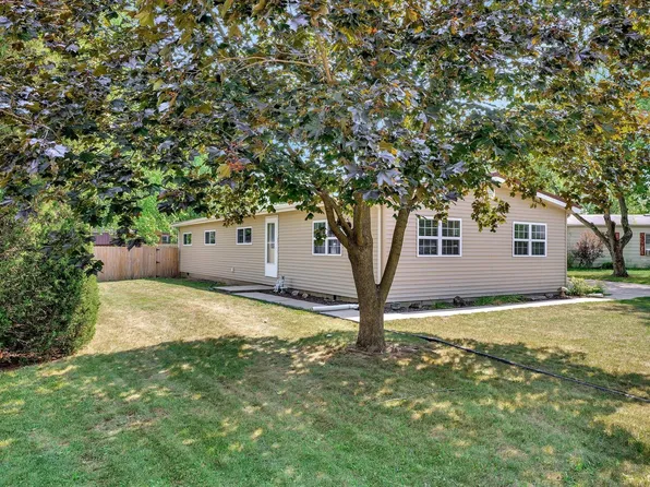 2211 Olen Dr, Mahomet, IL 61853