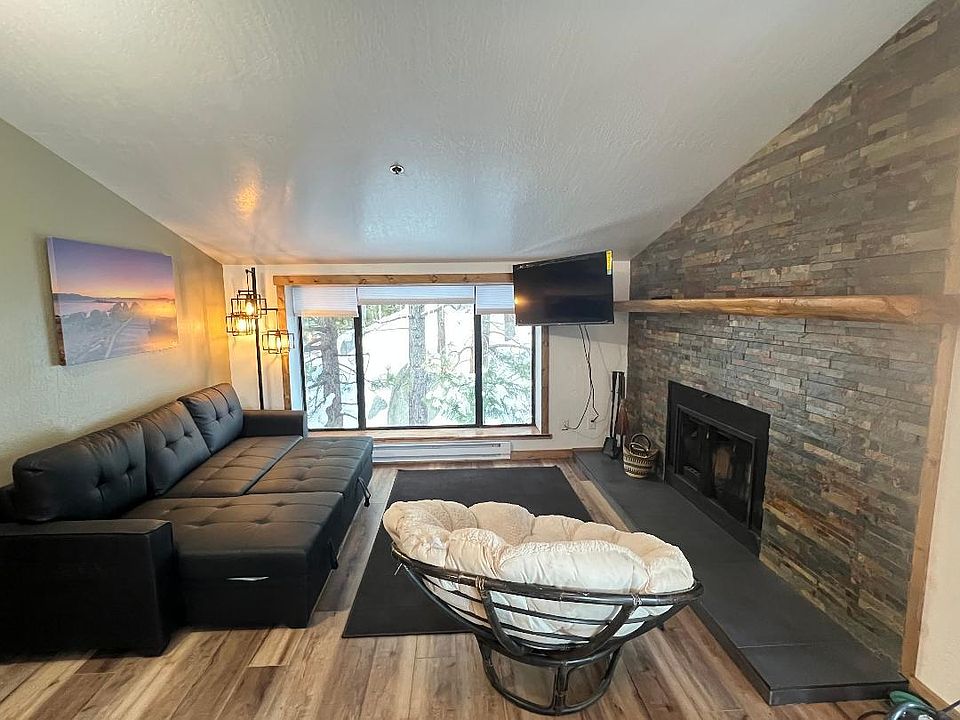 Large open living room with vaulted ceilings. Large bay window with private forest view. Cozy fireplace. 43 inch HD smart TV with 1000's of free movie channels.