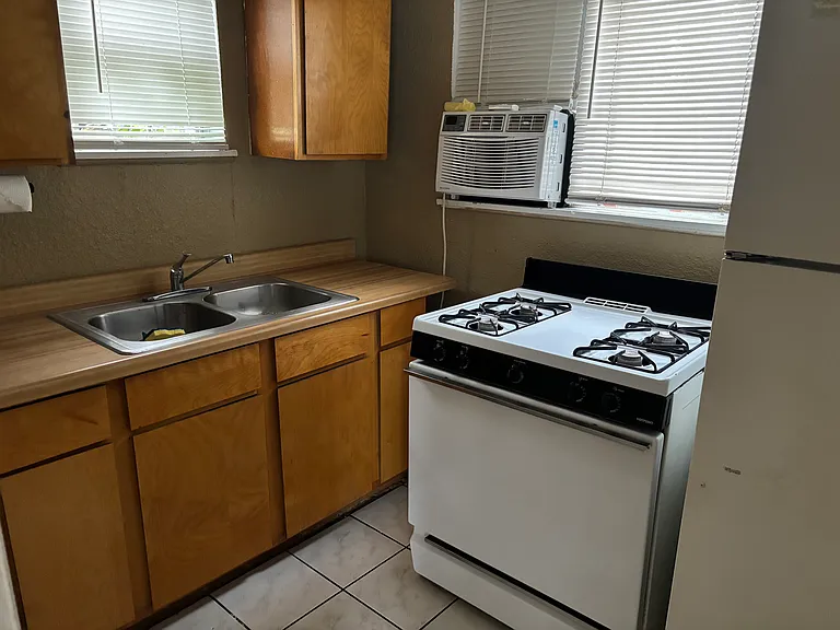 1215 W Russell Pl #REAR COTTAGE — Photo 11