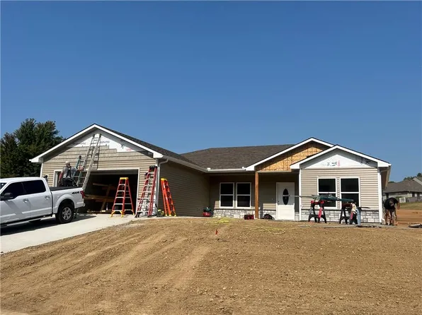 15 Creekview Bnd, Lexington, MO 64067