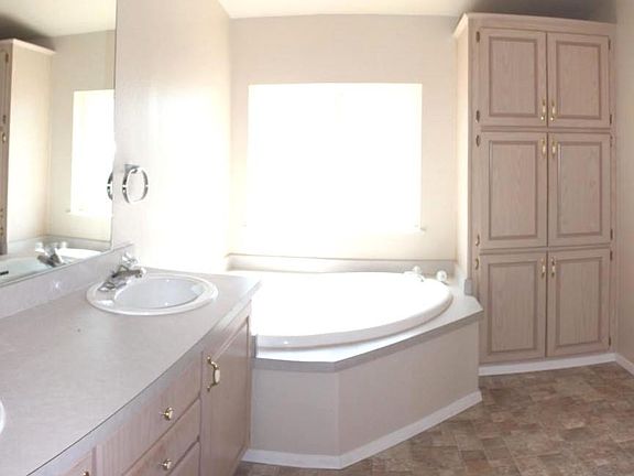 5th image of 122 El Bosque Dr