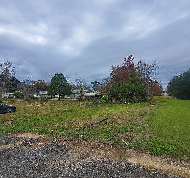 1st image of 910 W Cherry St