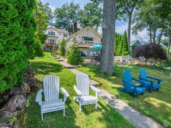 121 Maxim Dr, Hopatcong Boro, NJ 07843