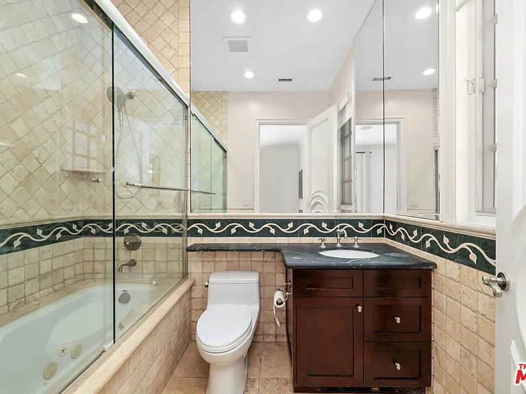 314 N Palm Dr — Photo 23