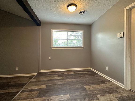 5th image of 404 Belvoir Dr