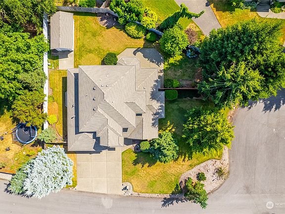 3rd image of 2425 Buckingham Drive SE