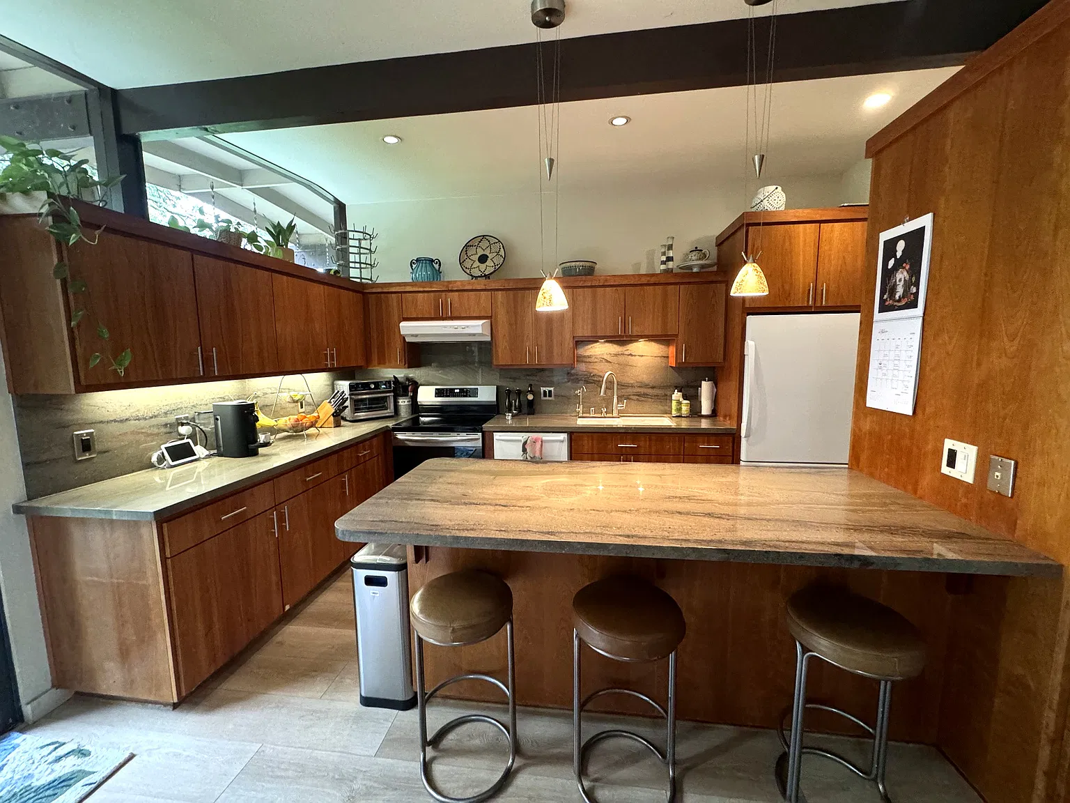 4 bed, 2200 sqft, $4,600 — Photo 2