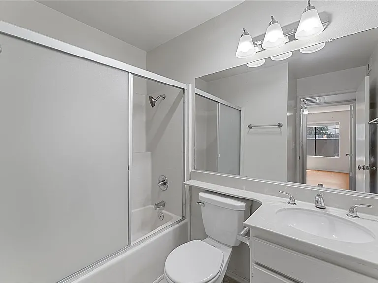 2433 Barry Ave #107 — Photo 12