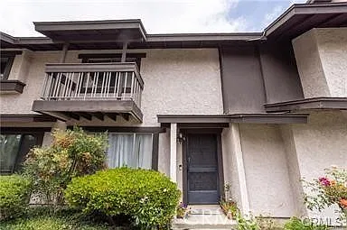3 bed, 1075 sqft, $3,100 — Photo 2