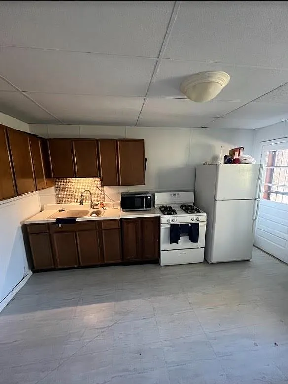 6 bed, 2130 sqft, $650 — Photo 2