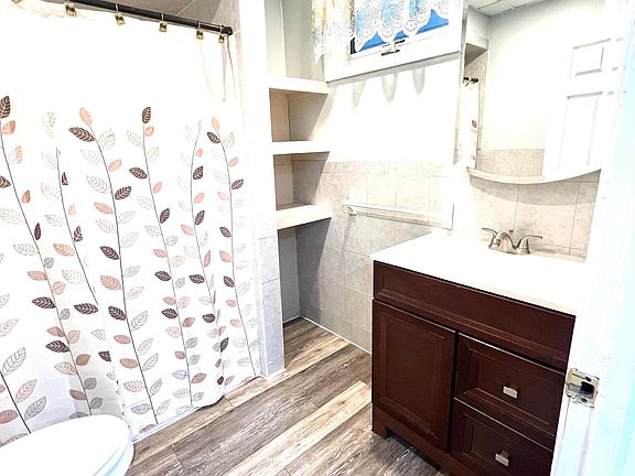 1st floor bathroom w/tub