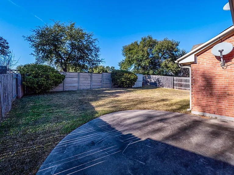 1901 Dapplegrey Ln — Photo 32