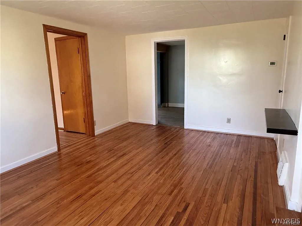 3 bed, 2.0 bath, 1976 sqft, $1,600 — Photo 4