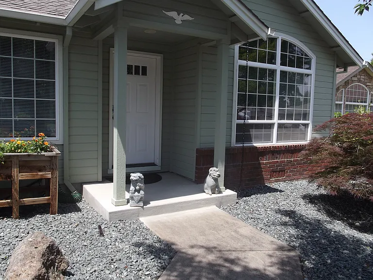2122 Martin Dr — Photo 2