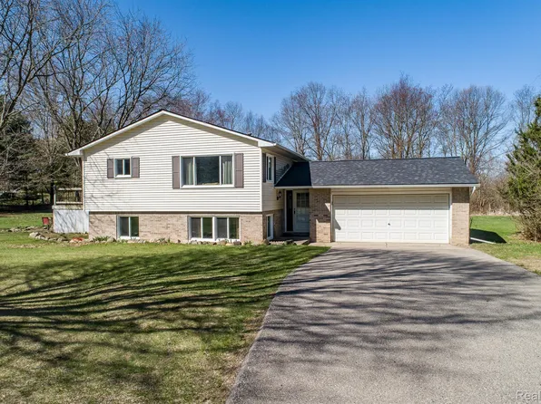 3178 Hillview Dr, Metamora, MI 48455