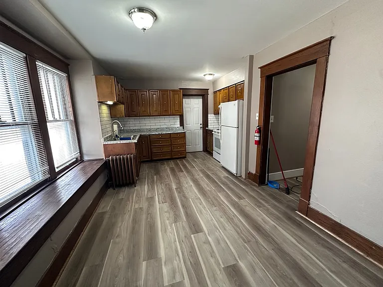 109 E Stewart Rd — Photo 8