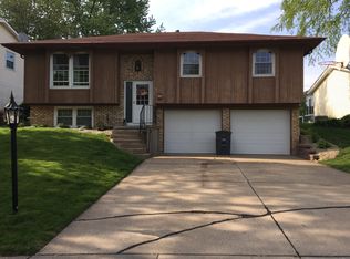2590 New Lexington Dr, Bettendorf, IA 52722