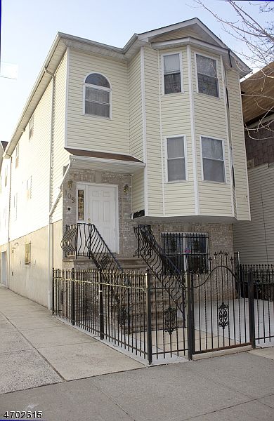 1st image of 105 Littleton Ave