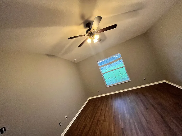 555 Windermere Dr — Photo 4