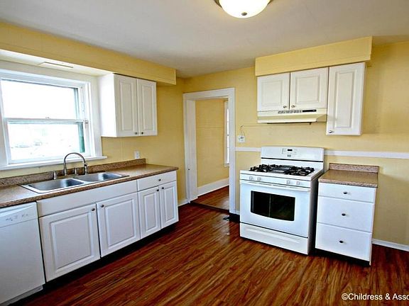 2nd image of 117 Caledonia St NE