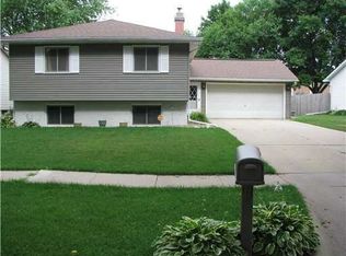 39 Julia Anne Dr NW, Cedar Rapids, IA 52405