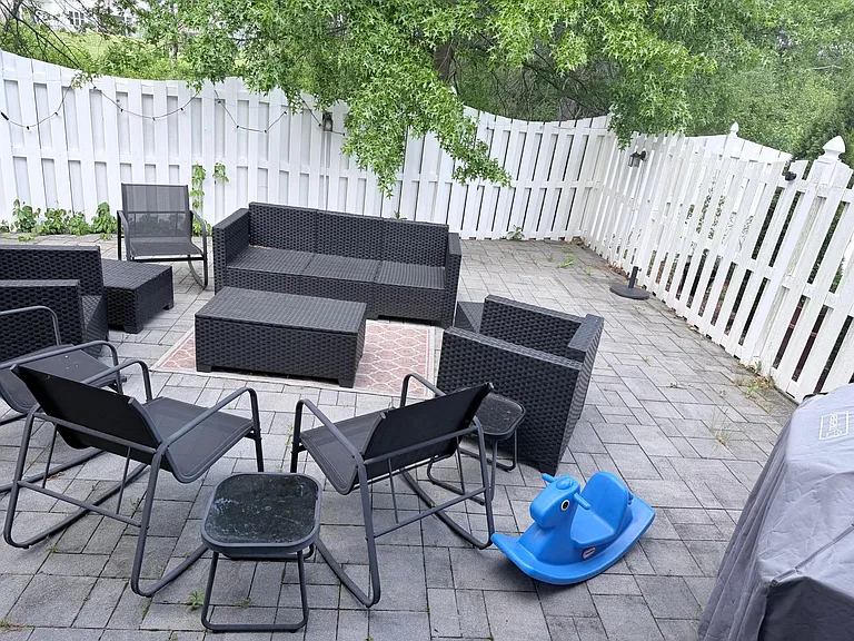 135 Marion Dr — Photo 17