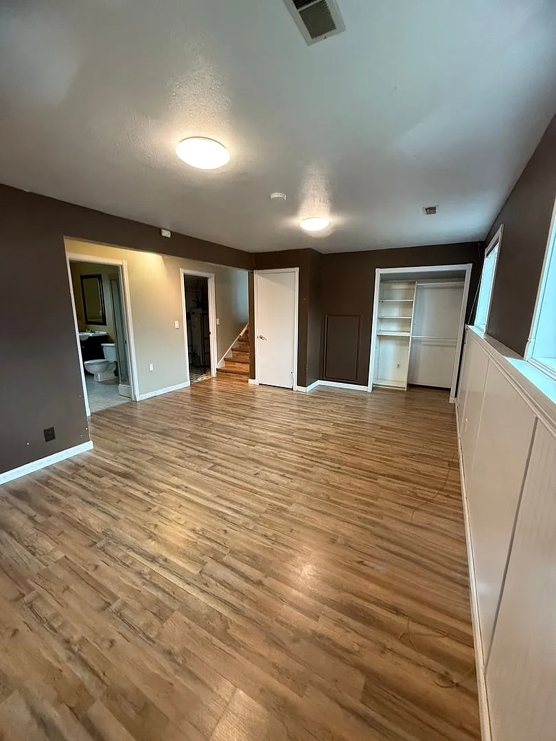 Building Photo - 4513 N Larch Rd