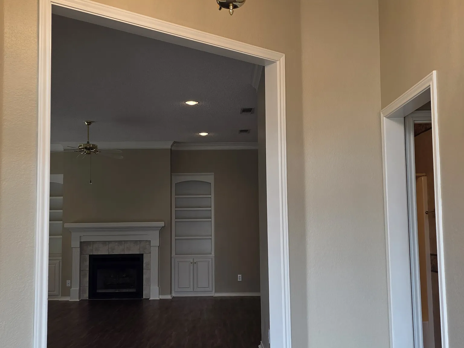 4005 Kingsbury Dr — Photo 3