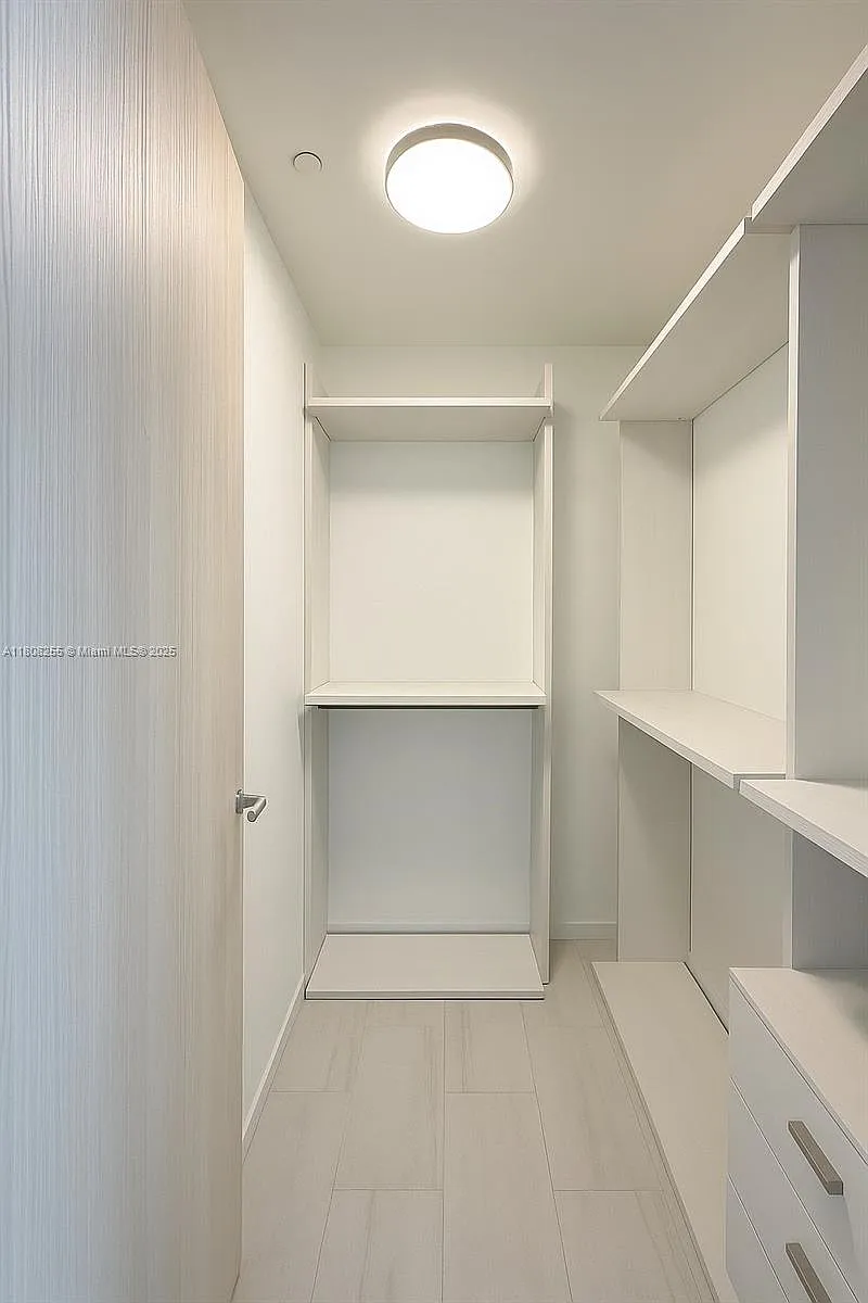 Building Photo - 1000 Brickell Plz #Penthouse 5501