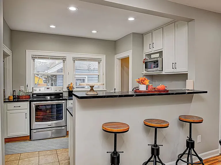 534 E 40th St — Photo 15