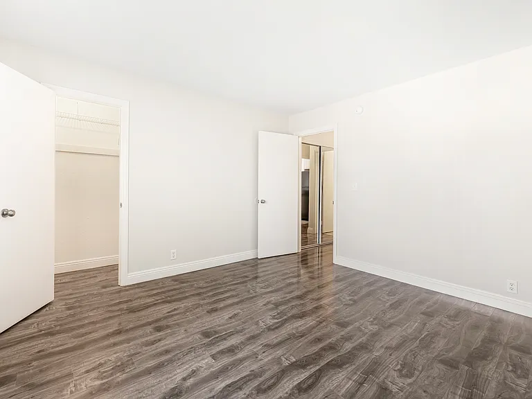 5161 Riverton Ave #107 — Photo 20