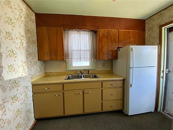 4th image of 722 Saint Clair Ave