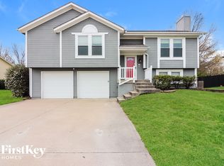 412 N Crest Dr, Raymore, MO 64083