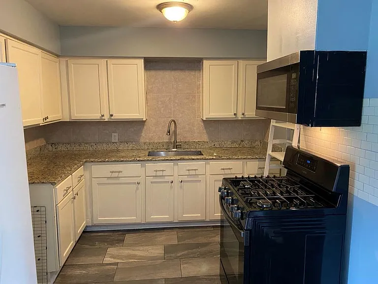 8410 Sonneville Dr — Photo 6