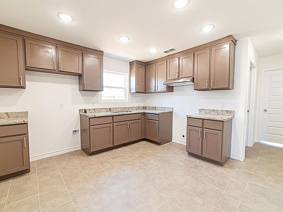 4th image of 622 Rosemary Ln