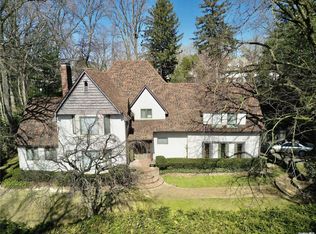 35 Gateway Dr, Great Neck, NY 11021