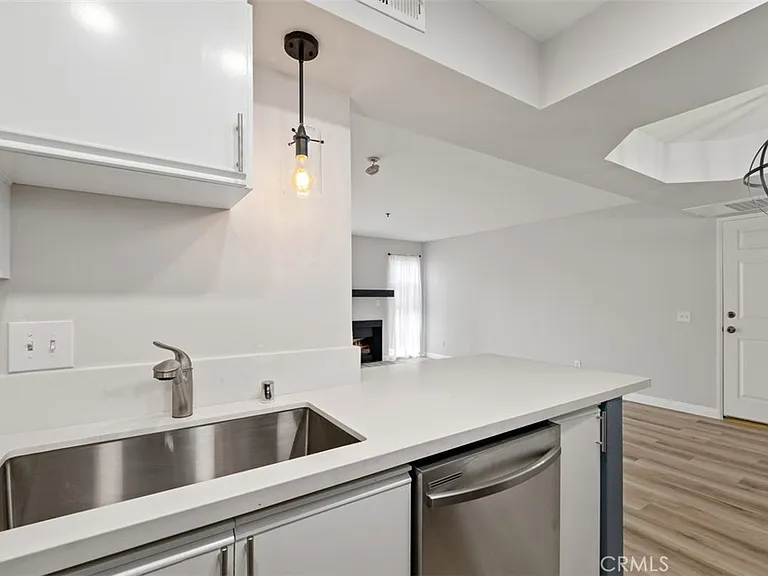 801 Pine Ave #401 — Photo 17