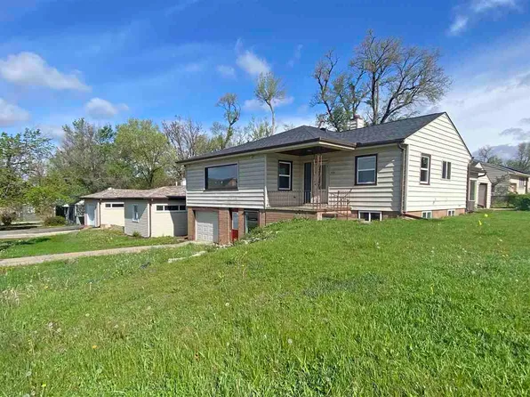 200 Blairs Ferry Rd, Hiawatha, IA 52233