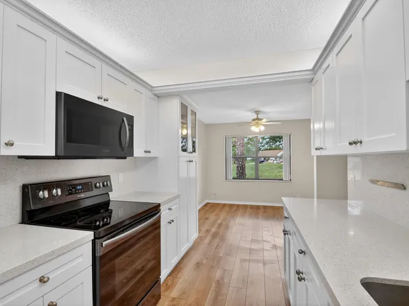6105 Fairfield Circle, Greenacres, FL 33463