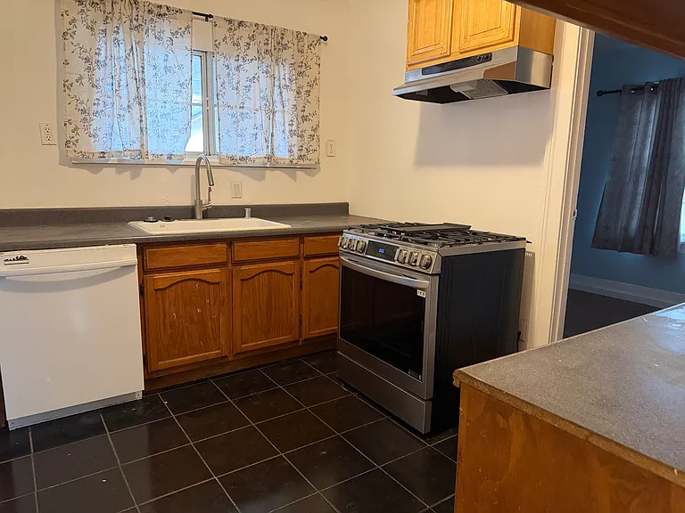 1366 E Villa St — Photo 9