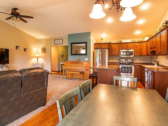 3rd image of 440 Country Ln