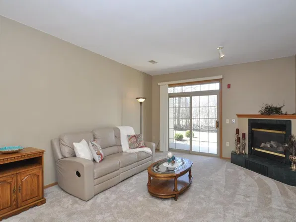 2105 Pine Ridge Ct, Grafton, WI 53024