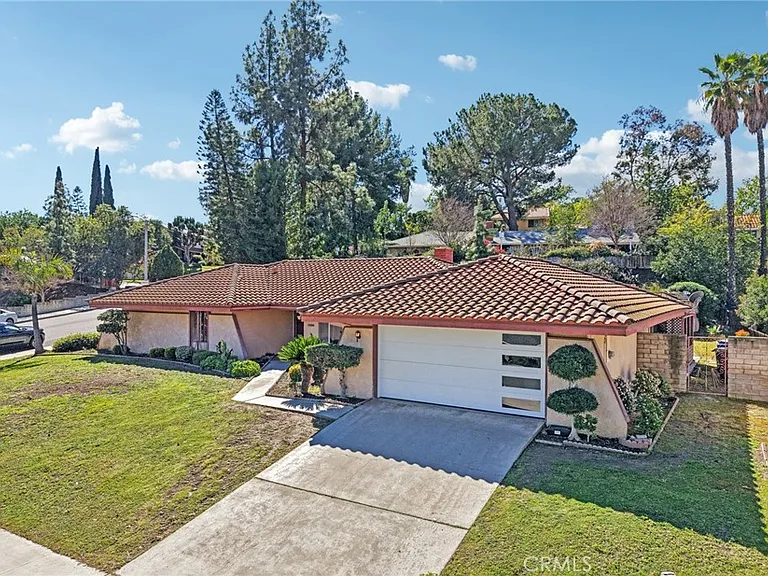 1500 Country Club Dr — Photo 36