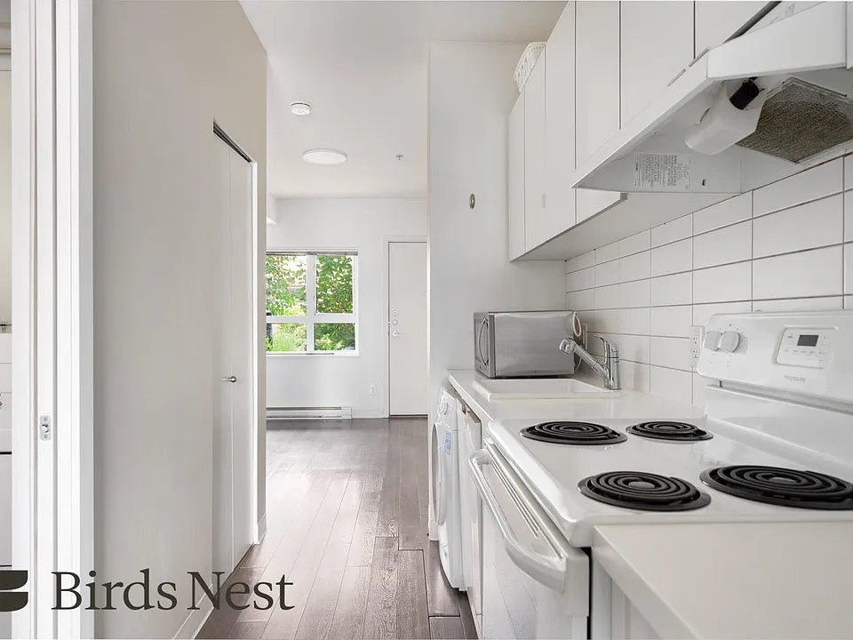 138 Hastings St E #202