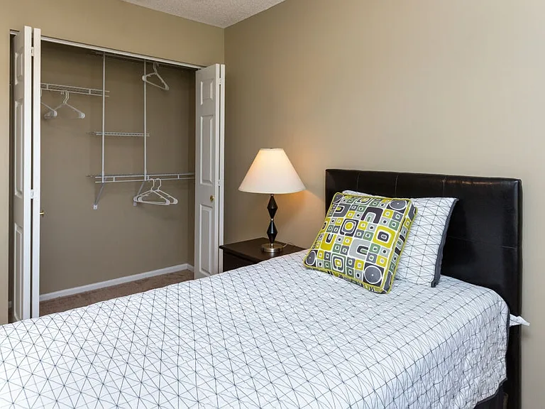 Ashworth Pointe & Foxboro Townhomes — Photo 17