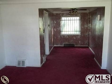 261-632916 Living Room 1-2.JPG