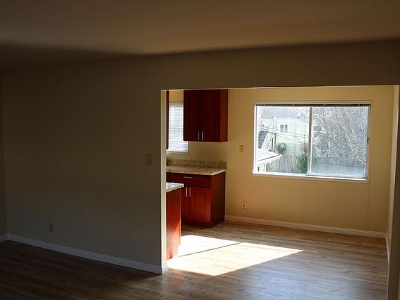 5th image of 547 Commercial Ave #2