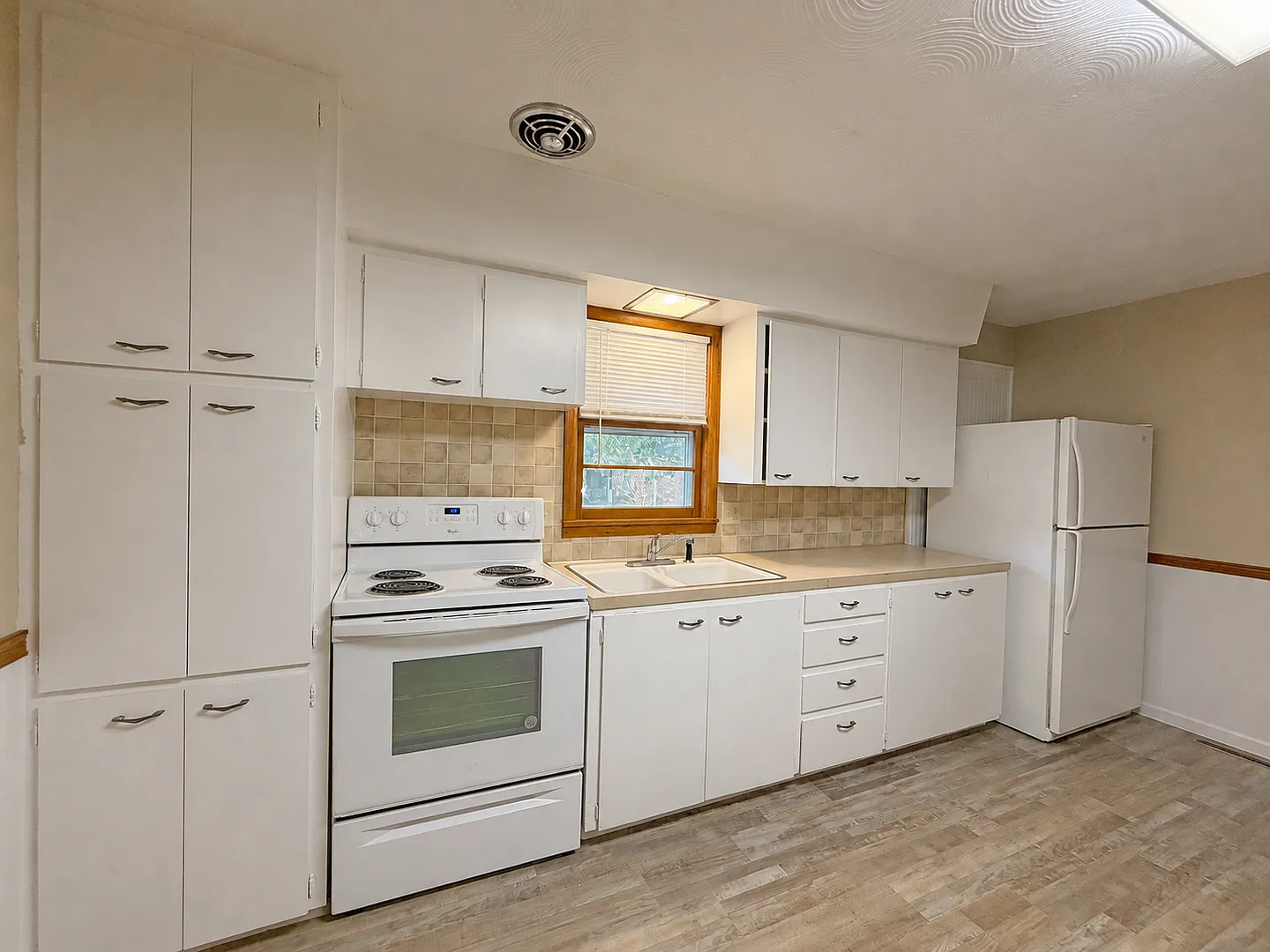 Cute & Clean Duplex Available Now! — Photo 4