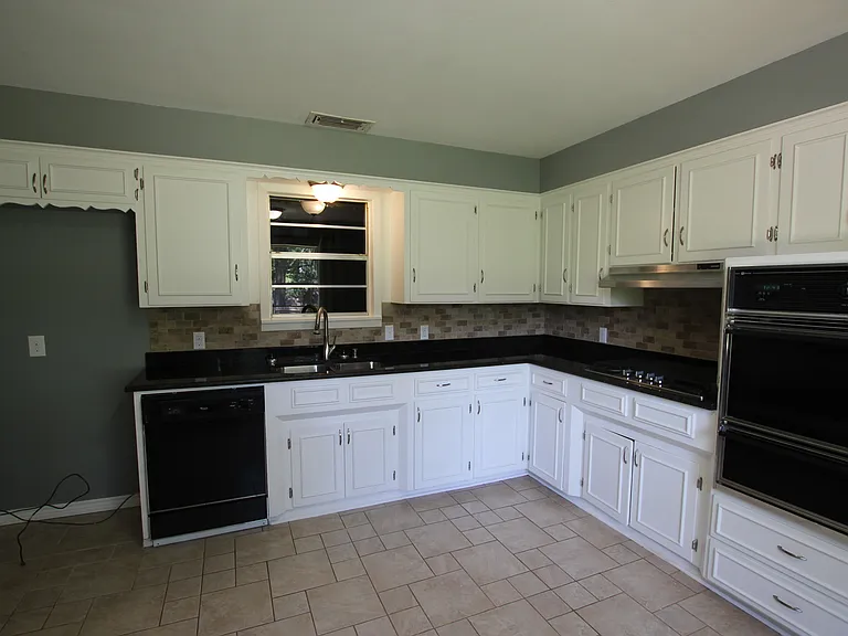 2930 Williamsburg Dr — Photo 9