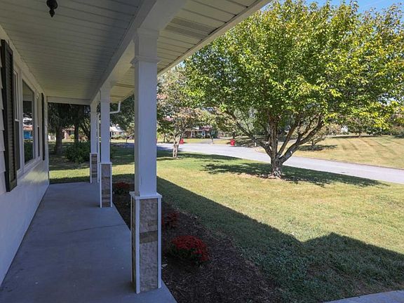 4th image of 6 Queensboro Cir